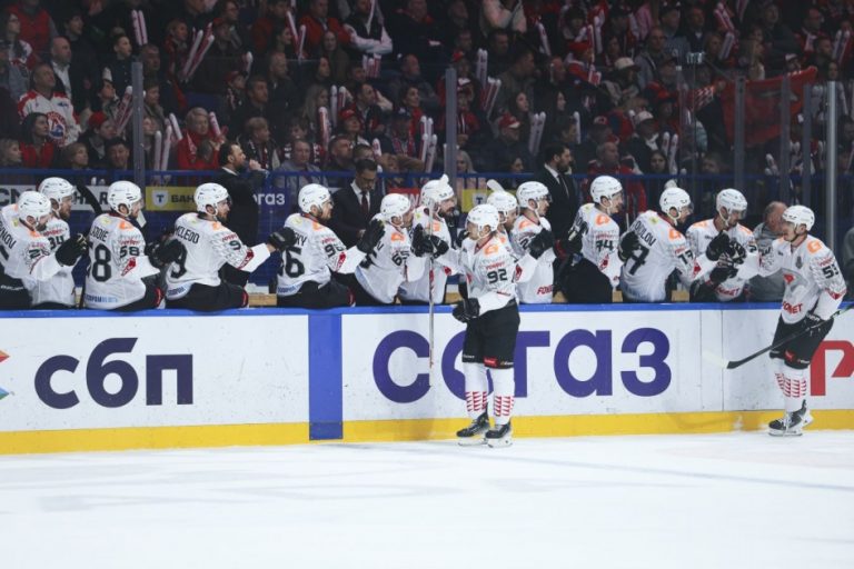 «Авангард» перевернул матч против «Локомотива»