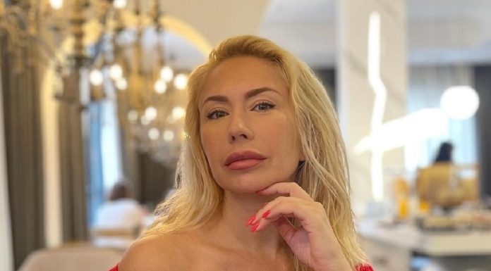 Бывшая фигуристка Гребёнкина показалась в бикини во время отдыха в Казани Бывшая фигуристка Гребёнкина показалась в бикини во время отдыха в Казани