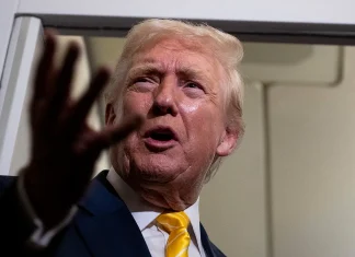 Трамп ввёл тарифы на канадские хоккейные клюшки Трамп ввёл тарифы на канадские хоккейные клюшки