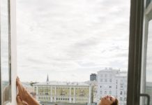 Юлия Ефимова провела фотосессию в белом платье на балконе в Москве Юлия Ефимова провела фотосессию в белом платье на балконе в Москве