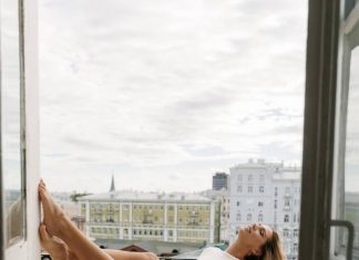 Юлия Ефимова провела фотосессию в белом платье на балконе в Москве Юлия Ефимова провела фотосессию в белом платье на балконе в Москве