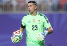 Вратарь Аргентины Мартинес играет на ЧМ-2026 со сломанным пальцем Вратарь Аргентины Мартинес играет на ЧМ-2026 со сломанным пальцем