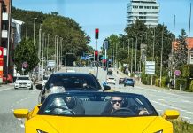 Форвард «Каролины» Элерс прокатился с Кубком Стэнли на Lamborghini Форвард «Каролины» Элерс прокатился с Кубком Стэнли на Lamborghini