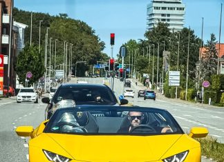 Форвард «Каролины» Элерс прокатился с Кубком Стэнли на Lamborghini Форвард «Каролины» Элерс прокатился с Кубком Стэнли на Lamborghini