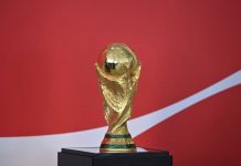 Роналдо передал Кубок мира Трампу во время финала ЧМ-2026 Роналдо передал Кубок мира Трампу во время финала ЧМ-2026