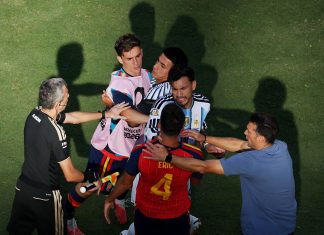 ФИФА дисквалифицировала четырёх представителей Аргентины ФИФА дисквалифицировала четырёх представителей Аргентины