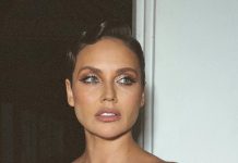 Ляйсан Утяшева поделилась новыми кадрами фотосессии в черном платье с прозрачными вставками Ляйсан Утяшева поделилась новыми кадрами фотосессии в черном платье с прозрачными вставками