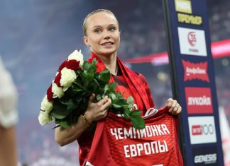 Гимнастку Мельникову чествовали перед матчем «Спартака» и «Зенита» Гимнастку Мельникову чествовали перед матчем «Спартака» и «Зенита»