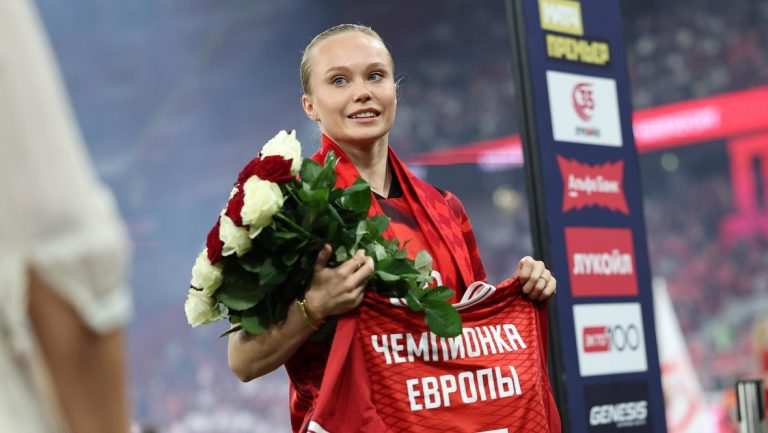 Гимнастку Мельникову чествовали перед матчем «Спартака» и «Зенита»