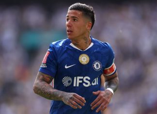 Энцо Фернандес просит «Челси» отпустить его в «Сити» Энцо Фернандес просит «Челси» отпустить его в «Сити»