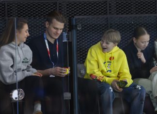 Дима Билан поздравил Александра Плющенко Дима Билан поздравил Александра Плющенко
