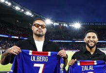 Чемпионы UFC получили майки от «ПСЖ» Чемпионы UFC получили майки от «ПСЖ»