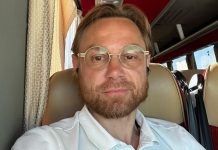 Карпин посоветовал играть в падел при проблемах со здоровьем Карпин посоветовал играть в падел при проблемах со здоровьем