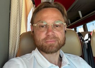 Карпин посоветовал играть в падел при проблемах со здоровьем Карпин посоветовал играть в падел при проблемах со здоровьем