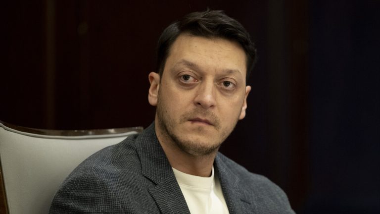 Озил призвал ФИФА снять санкции с российского футбола